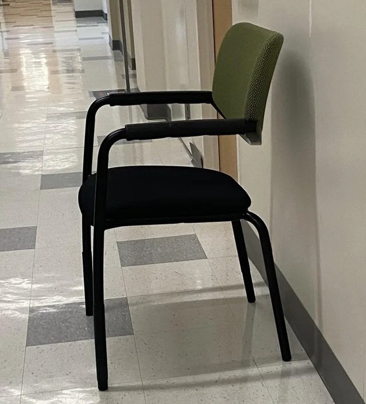 "Nietypowe krzesło"