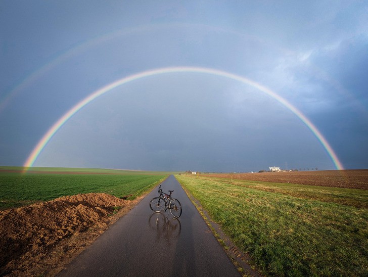 "Jechałem na rowerze pod tęczą i w deszczu."