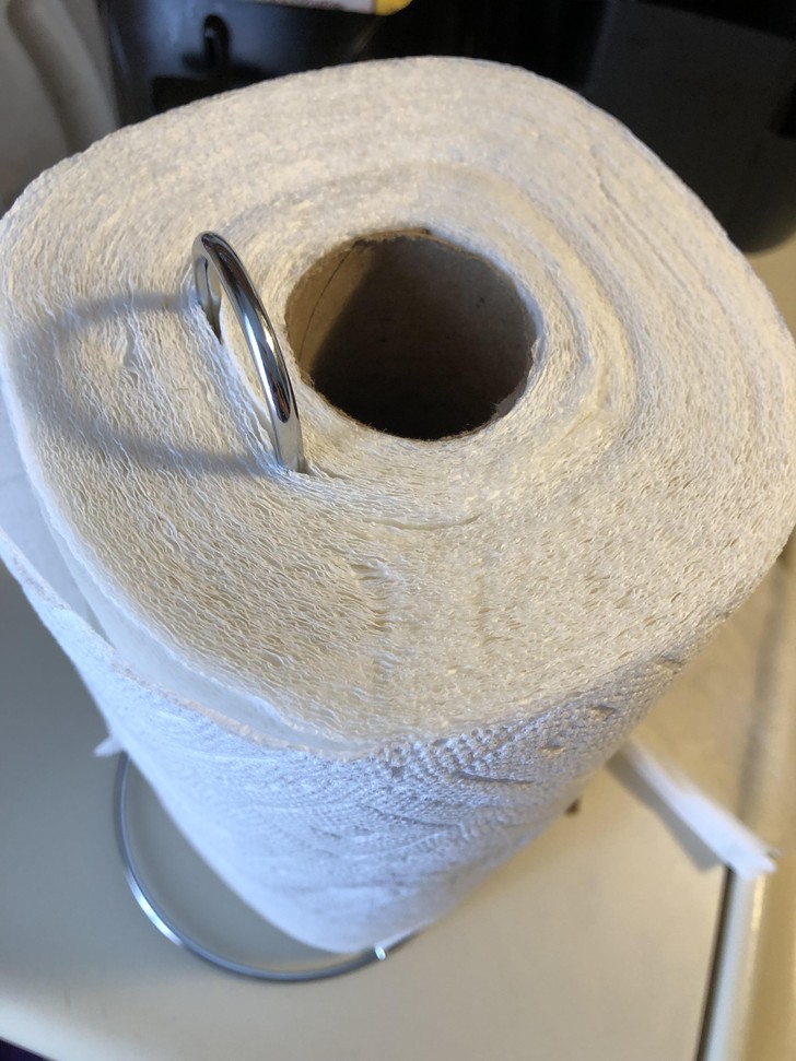 "Powiedziałam mojej 4-latce, by włożyła nową rolkę ręczników papierowych na stojak."