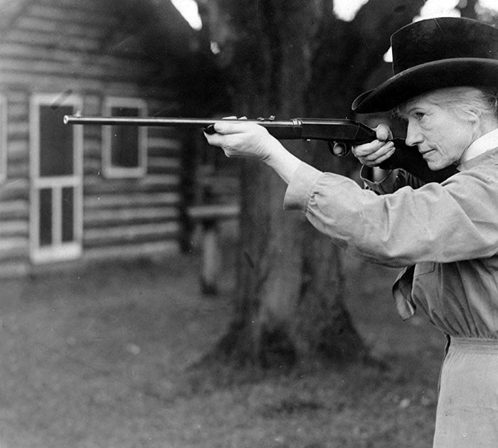 "Amerykańska strzelczyni wyborowa Annie Oakley, 1922"