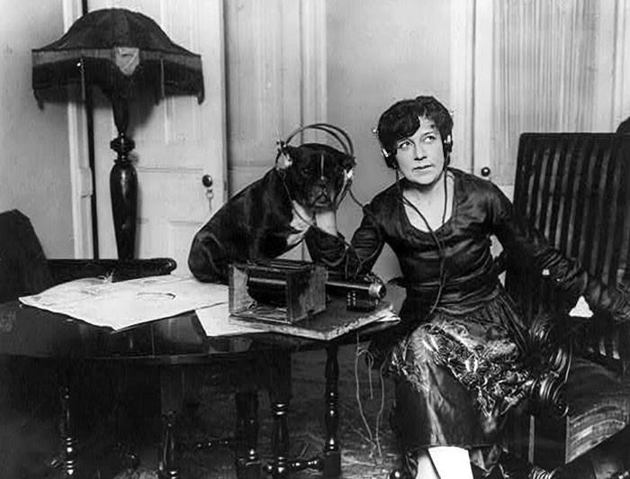 "Madame Asta Souvrina i jej pies słuchający radia"