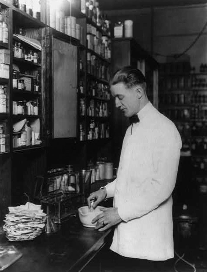 "Aptekarz miksujący lekarstwa w moździerzu, 1923 rok"