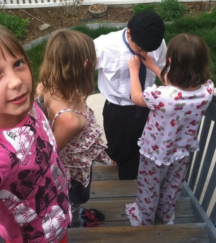 7. "Studniówkowy partner mojej córki nie potrafi wiązać krawata. Na szczęście, potrafi to moja 8-letnia córka."
