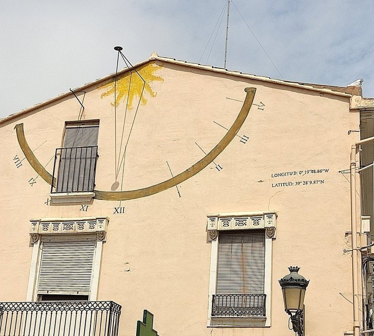 10. "Zegar słoneczny na ścianie domu"