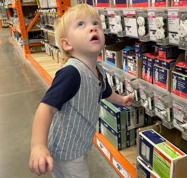 "Mój syn myślał, że ten przełącznik kontroluje wszystkie światła w sklepie."