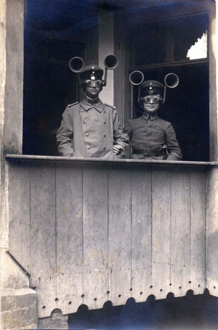 Niemiecki oficer i podoficer korzystający z przenośnej aparatury mającej wykrywać samoloty wroga (wczesny prototyp radaru) 1917