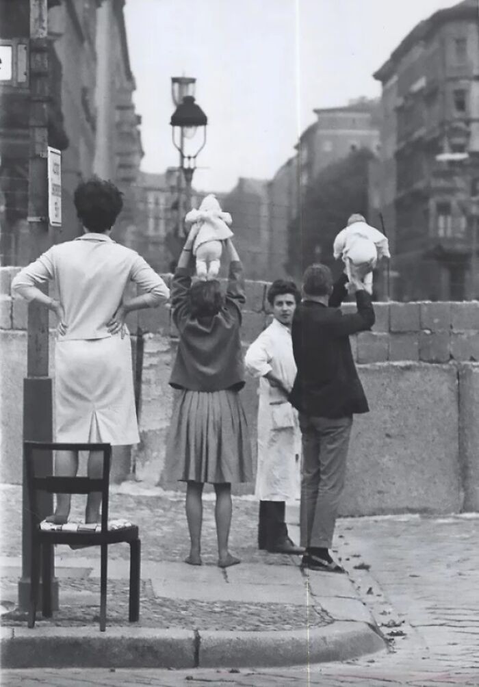 Mieszkańcy Berlina Zachodniego pokazujący swoje dzieci dziadkom mieszkającym po stronie wschodniej, 1961