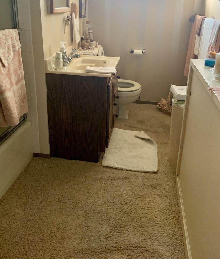 "Łazienka w domu babci jest wyłożona dywanem."