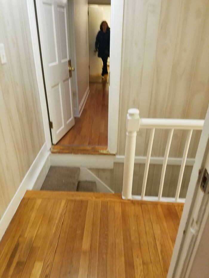 "Te schody bezpośrednio przy drzwiach sypialni"