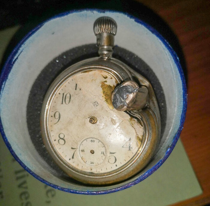 1. "Brytyjski zegarek wojskowy mojego pradziadka, wraz z niemiecką kulą, która zatrzymała się na nim we Francji w 1914 roku"
