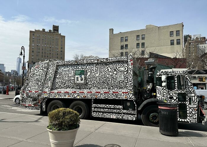 "Władze Nowego Jorku wynajęły miejscowych artystów do ozdobienia śmieciarek."