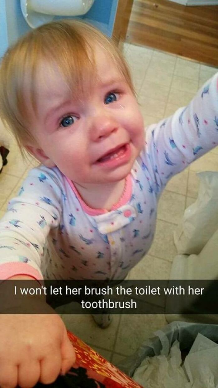 "Płacze, bo nie pozwoliłam jej wyczyścić toalety jej szczoteczką do zębów."