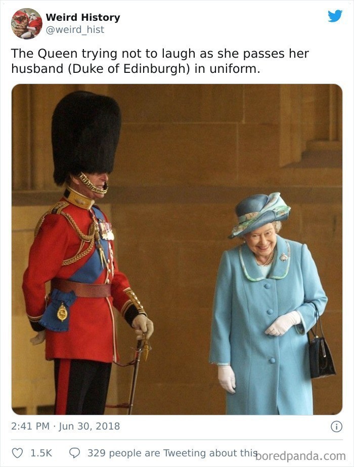 1. "Królowa powstrzymuje śmiech przechodząc obok swojego męża przebranego za oficera gwardii królewskiej."