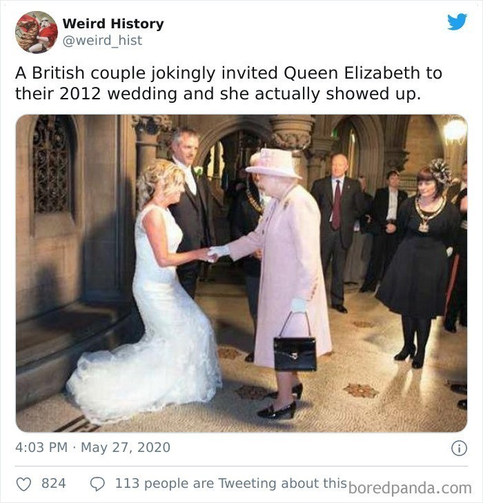 4. "Brytyjska para żartobliwie zaprosiła królową Elżbietę na swój ślub w 2012 roku. Królowa pojawiła się na uroczystości."