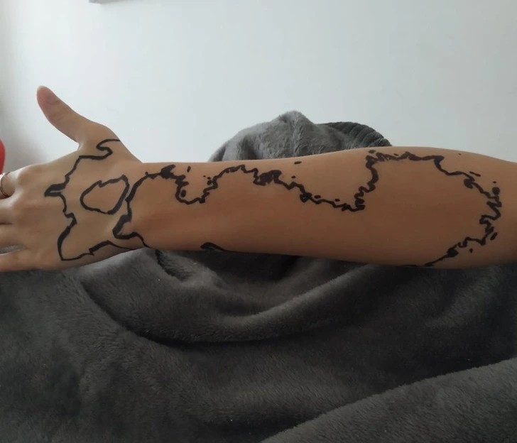 "Moja dziewczyna ma na przedramieniu znamię, które wygląda jak kontynent, więc obrysowałem je markerem."
