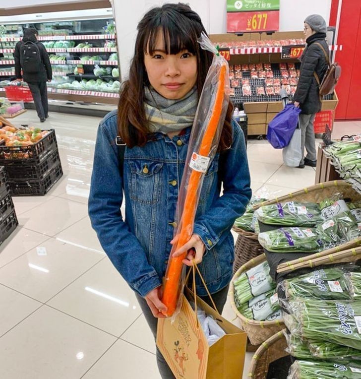 10. "Długie marchewki w japońskim markecie"