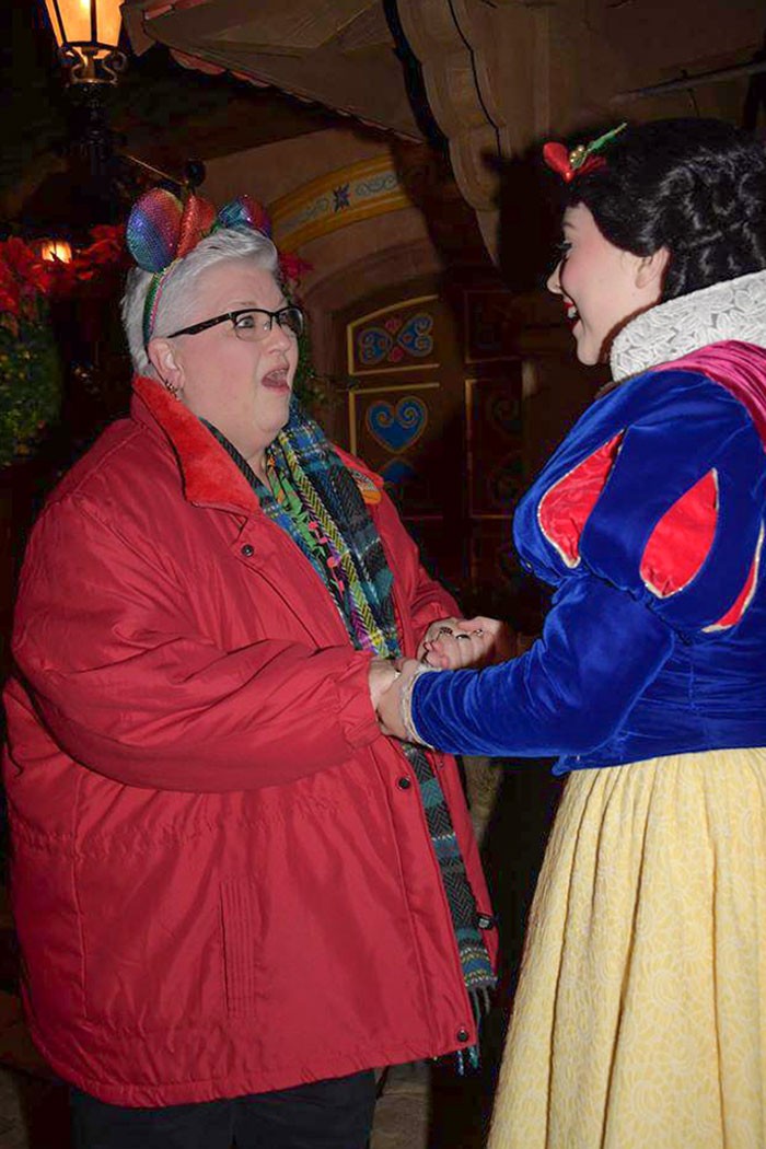 "Moja mama spotkała Królewnę Śnieżkę - jej ulubioną księżniczkę Disneya od czasów dzieciństwa. To była jej pierwsza podróż do Disneylandu w życiu."