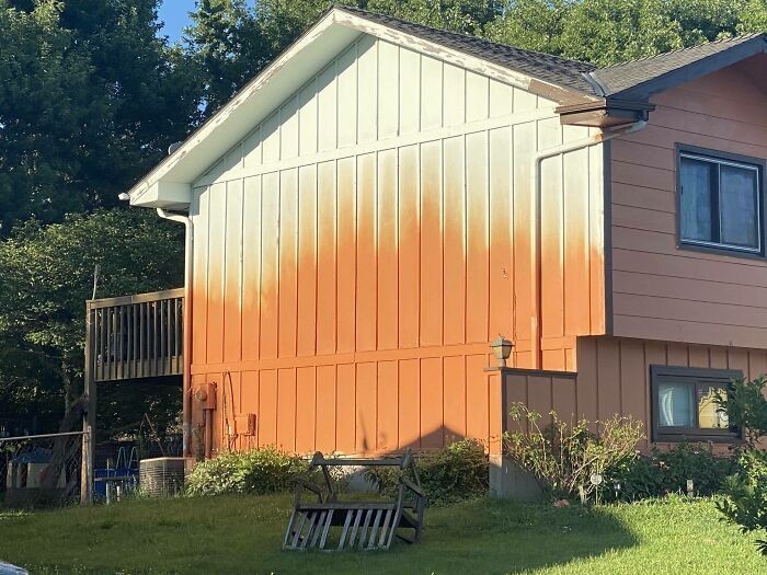 12. "Kilka lat temu, mój sąsiad postanowił pomalować swój dom na pomarańczowo, ale rozmyślił się w trakcie."