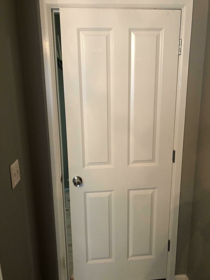 4. "Żona powiedziała mi, żebym zmierzył drzwi. Odpowiedziałem, że wszystkie są takiego samego rozmiaru."