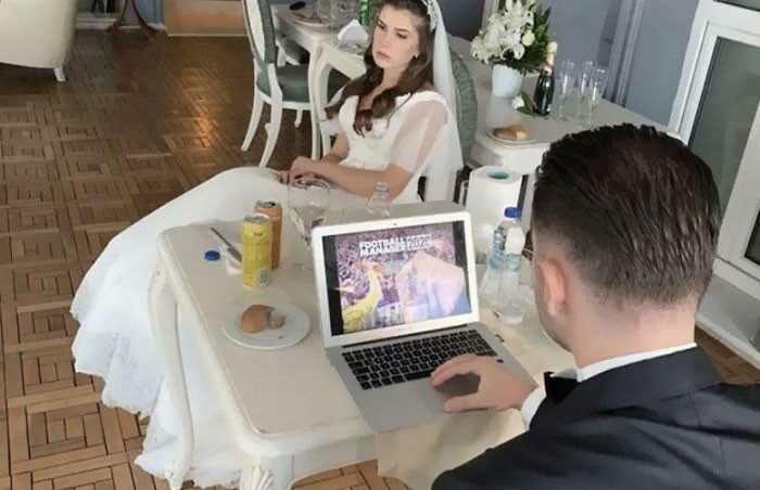 5. Pan młody zabrał swojego laptopa na ślub, by mój grać w gry.