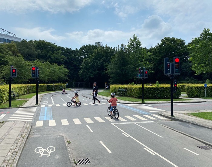 "Plac zabaw w Kopenhadze pozwalający dzieciom uczyć się jazdy na rowerze w ruchu ulicznym."