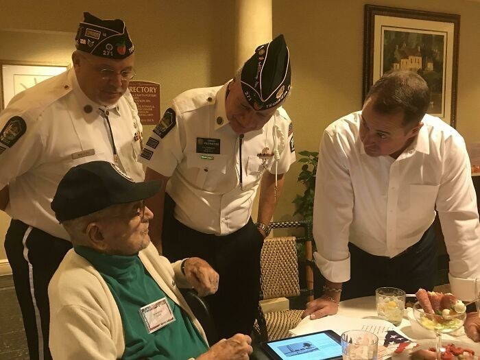 13. "Mój dziadek, 93-letni weteran II wojny światowej, otoczony weteranami z różnych pokoleń i opowiadający im historie wojenne"
