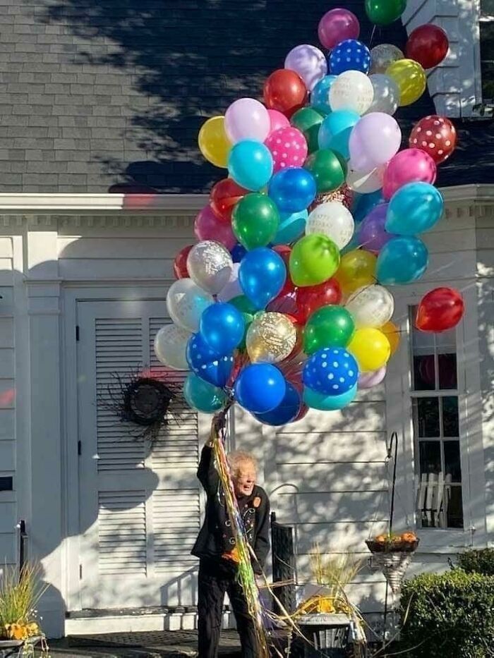 4. "Nasza sąsiadka Betty właśnie skończyła 100 lat. Kupiliśmy jej balony."