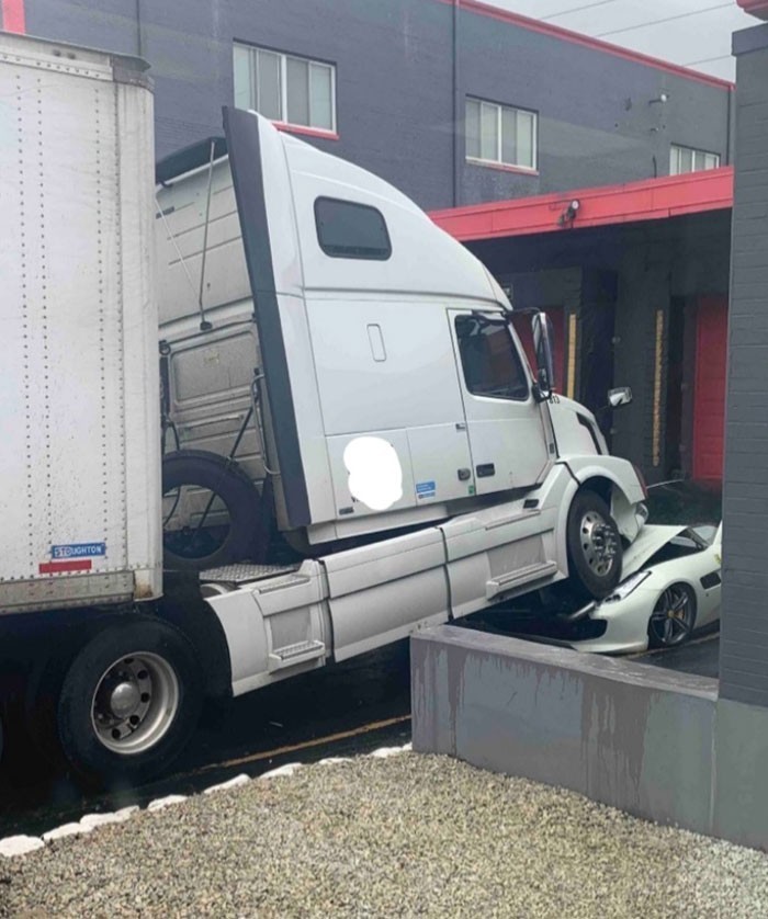 10. "Właściciel firmy przestał płacić swoim kierowcom, więc jeden z nich zaparkował swoją ciężarówkę na Ferrari właściciela i tak ją zostawił."