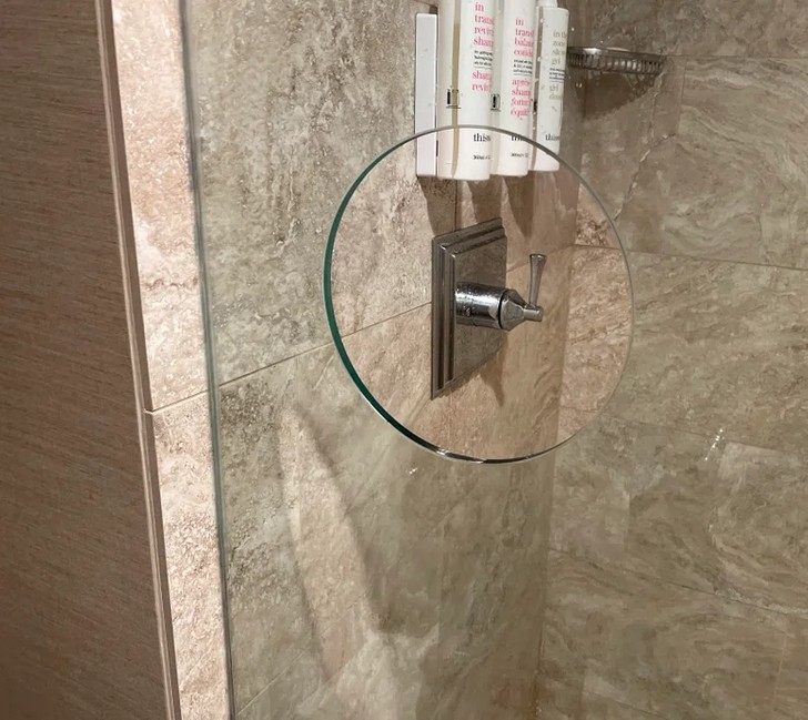9. "Prysznic w moim pokoju hotelowym ma otwór pozwalający puścić wodę przed wejściem."