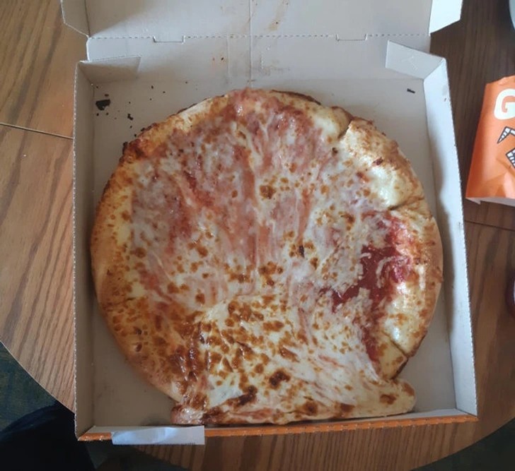 "Moją pizzę dostarczono na boku."