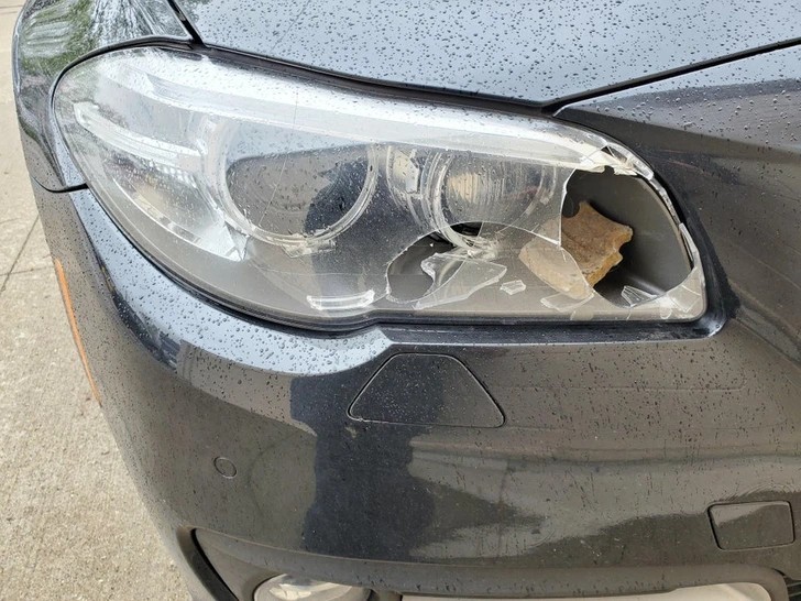 "Oszczędzałem 4 lata na BMW. 3 dni po zakupie, kawałek metalu odbił się od drogi i uderzył w moje światło. Naprawa wyniesie mnie niemal 3 tysiące dolarów."