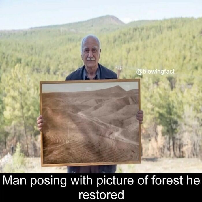 "Mężczyzna pozujący ze zdjęciem lasu, który odrestaurował"