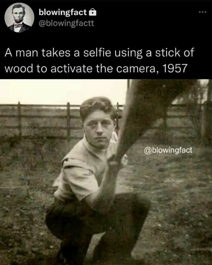 "Mężczyzna robiący selfie przy pomocy drewnianego patyka wykorzystanego do aktywowania aparatu, 1957"