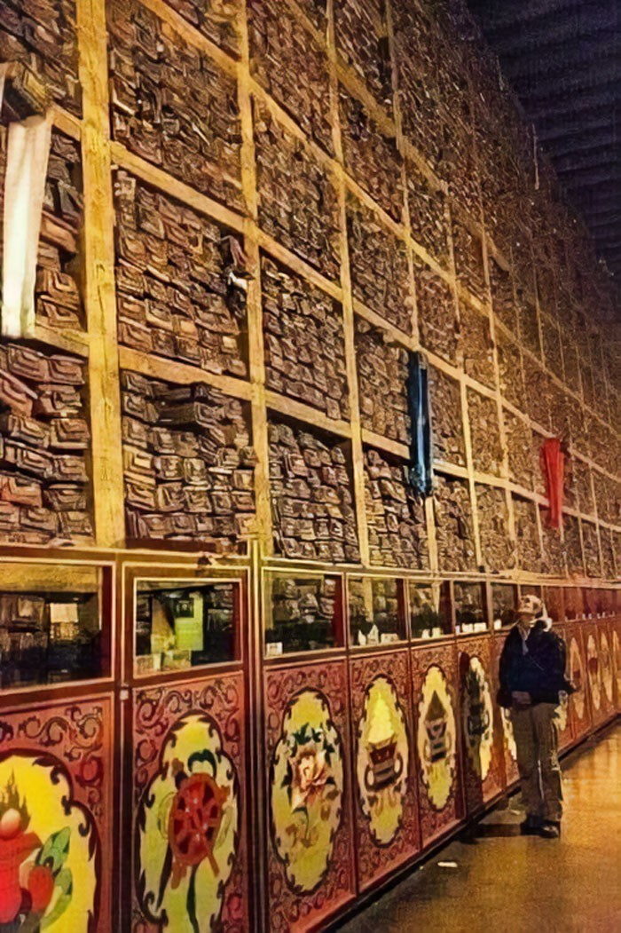 2. Tybetański klasztor Sakja. Ta biblioteka została odkryta za ogromną ścianą. Zawiera 84 tysiące sekretnych manuskryptów historycznych sięgających nawet tysiąc lat wstecz.