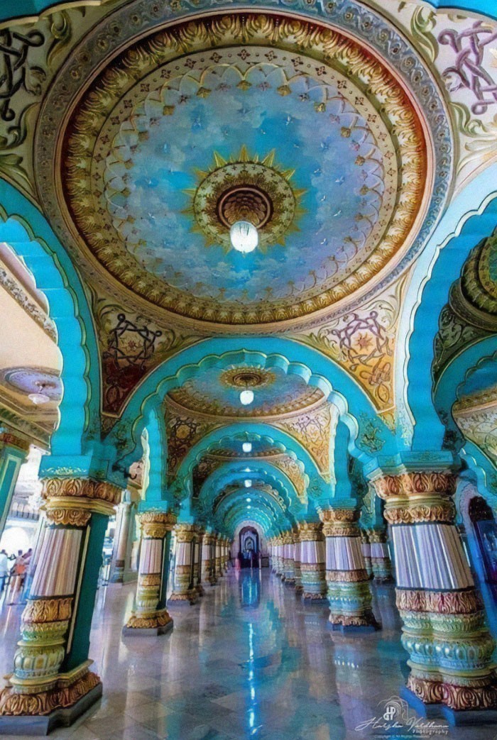 12. Wnętrze pałacu Mysore w Indiach