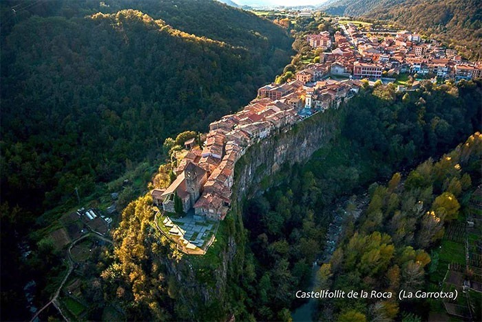 14. Hiszpańska wioska Castellfollit De La Roca wzniesiona na bazaltowym klifie