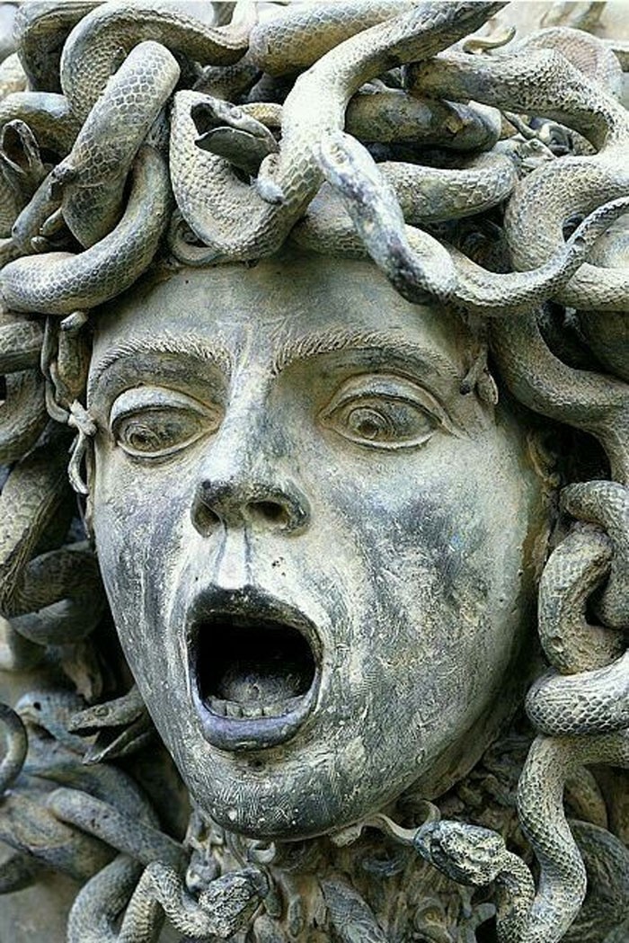 17. Stworzona w II wieku rzeźba Meduzy w willi Hadriana, Tivoli, Włochy