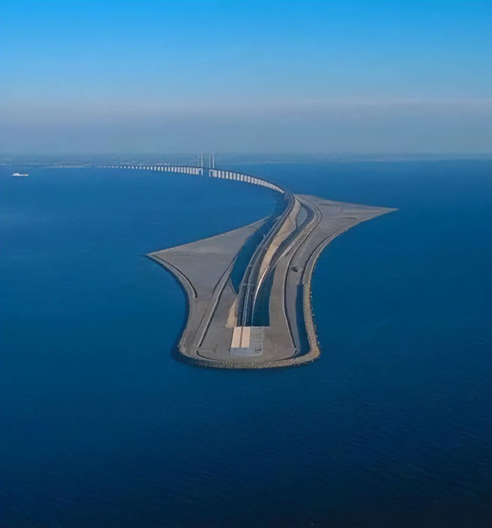 5. Most przeradzający się w podwodny tunel, który łączy Szwecję z Danią