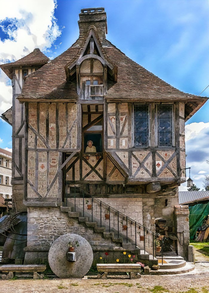 7. Średniowieczny dom we francuskiej wiosce Argentan. Zbudowany w 1509 roku