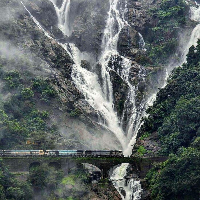 16. Wodospady Dudhasagar, stan Goa, Indie