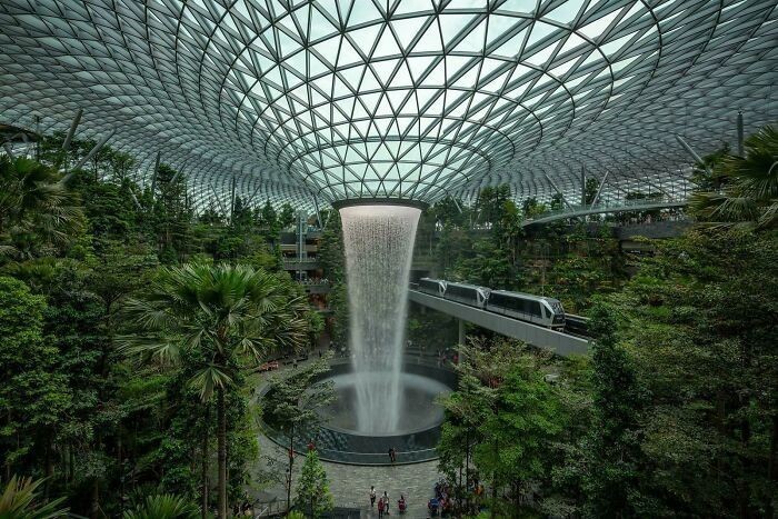 5. System kolei przebiegający przez kompleks Jewel Changi Airport w Singapurze