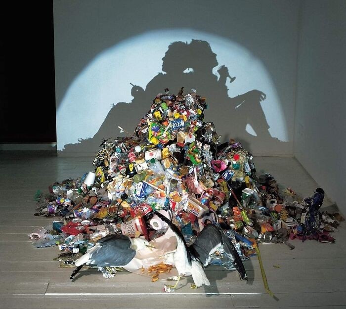 "Rzeźba-cień wykonana ze śmieci"