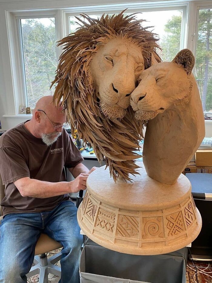 "Rzeźba dwóch lwów wykonana z makulatury i kleju"