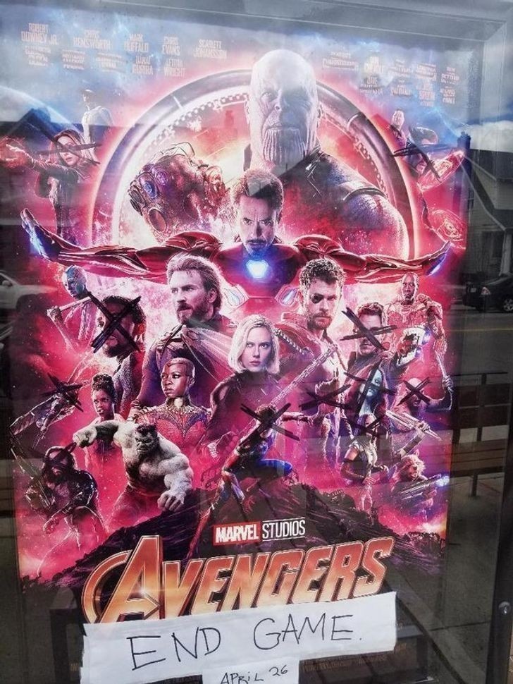 3. "Lokalne kino nie dostało plakatów na premierę Avengers: Koniec gry, więc musieli improwizować."