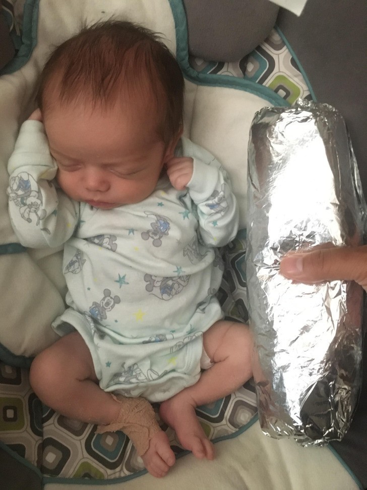 12. "Mój 2-tygodniowy syn vs moje burrito"