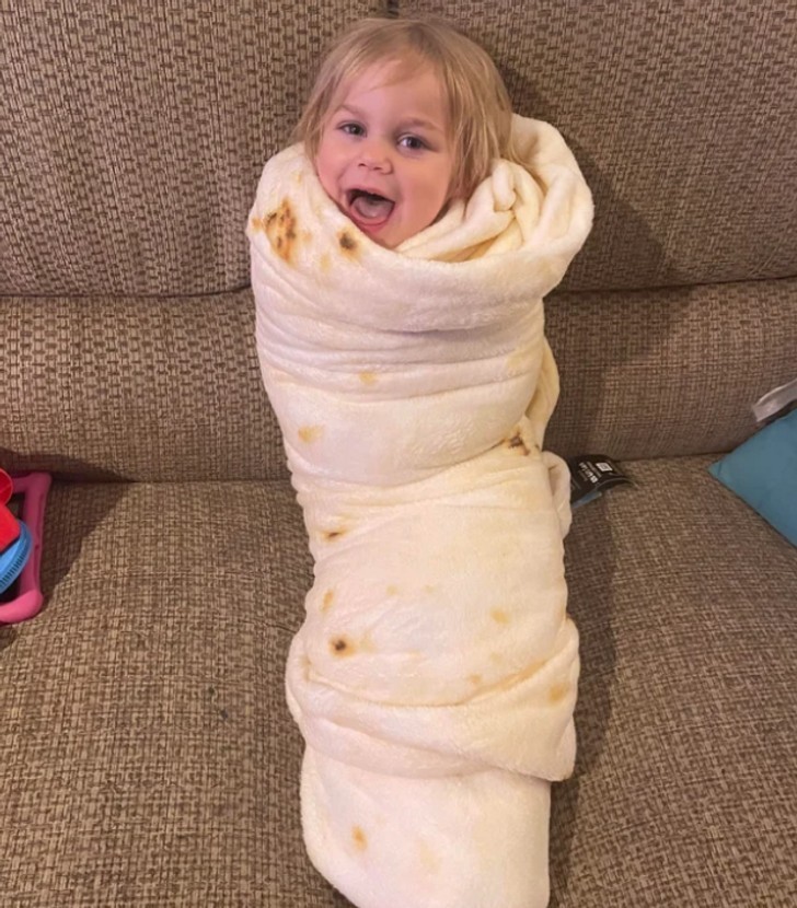 6. "Moja córka upiera się, by każdego dnia zwijać ją jak burrito."
