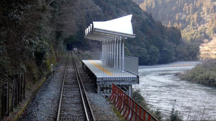 12. Ta stacja kolejowa w Japonii nie ma wejścia ani wyjścia. Istnieje tylko po to, by pasażerowie mogli wysiąść w trakcie podróży pociągiem i nacieszyć oczy pięknym widokiem.