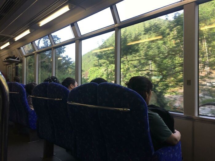 13. Siedzenia w japońskich pociągach są zwrócone ku szybom, by pasażerowie mogli podziwiać mijaną scenerię.