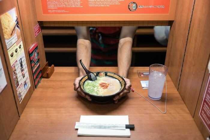 14. Niektóre japońskie restauracje są bardzo prywatne. Siedzisz w kącie, gdzie nie jesteś na widoku. Przed tobą otwierają się drzwiczki, przez które kucharz serwuje ci posiłek bez kontaktu wzrokowego.