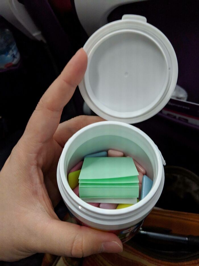 15. "Opakowanie gumy, które kupiłam w Japonii, zawierało papierki do łatwego wyrzucenia gumy."